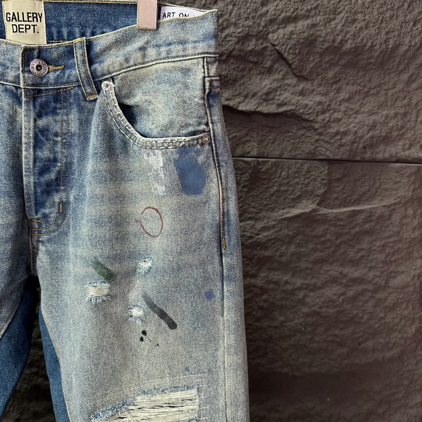 P300 GALLERY DEPT. 2025 New Retro Splashed Ink Hole Stitching Seams Couple Style Loose Bootcut Jeans 🔥High Version🔥High Version🔥 Top Ceiling Quality Styles with different washed textures are very friendly to people with thin legs and thick legs. The loose version of the bootcut is very flattering to the leg shape. Moderate length that never goes out of style, easy and casual to match, basic styling for various styles, a must-have in the wardrobe! The fabric is stiff but also makes the upper body soft without losing texture. The washing process is even more perfect. It is a must-have item for everyone! ! ! Washed wheat, hang tag, pants label, three complete labels, color: blue, size: 28, 30, 32, 34, 36 (five sizes)